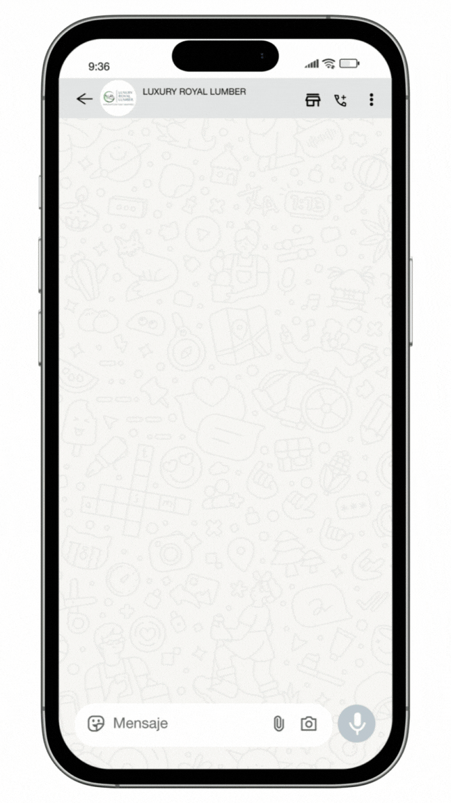 Video de una conversación de WhatsApp en un teléfono móvil entre un cliente y Madera Selecta Luxury. El cliente solicita información sobre el costo de la madera de Teca, y el representante responde amablemente agradeciendo el contacto y ofreciendo conectar al cliente con asesores especializados para proporcionar toda la información necesaria.